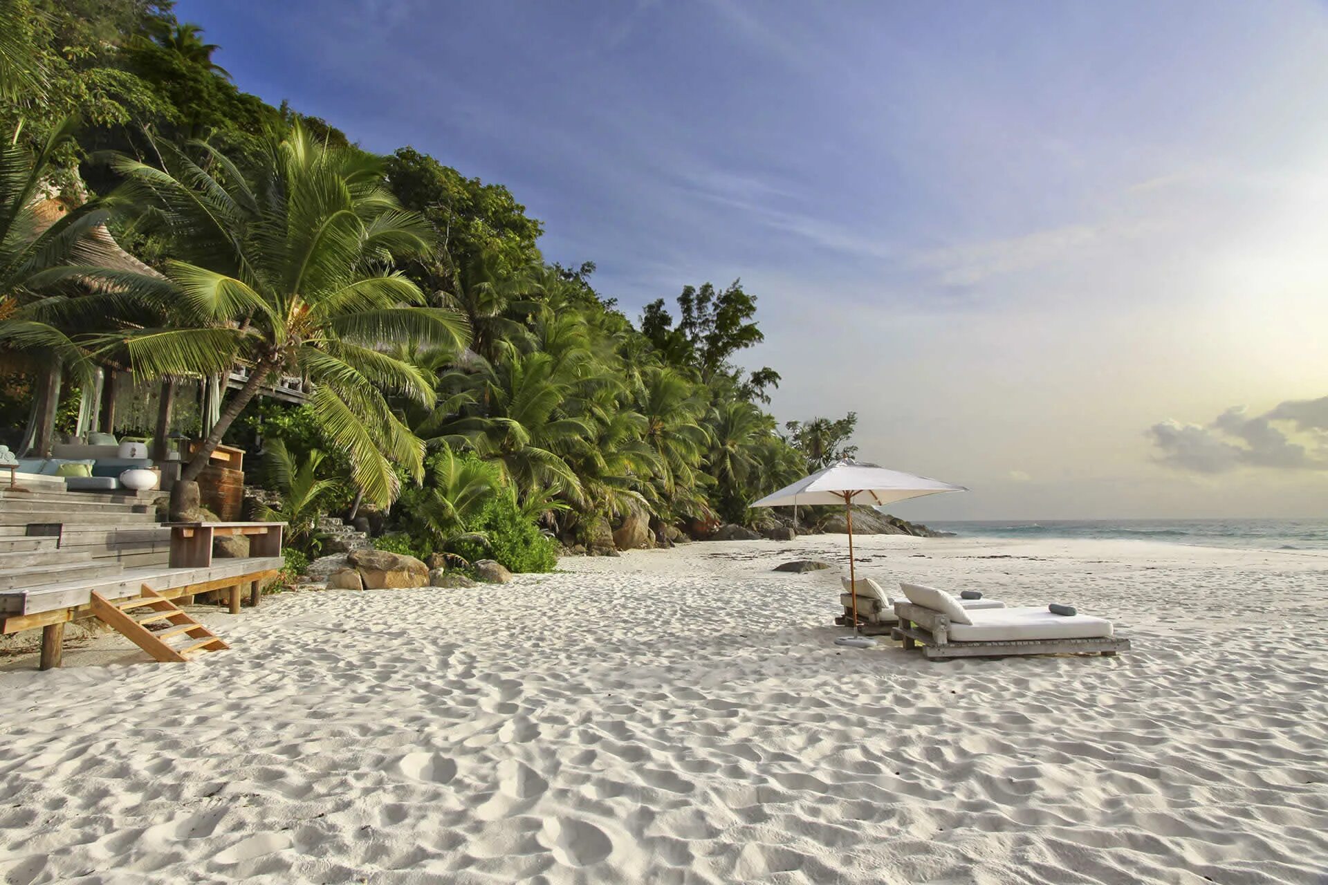 Private beach. Сейшелы Норт Айленд. Остров Норд Сейшельские острова. Сейшелы остров aride. Отель North Island Seychelles.