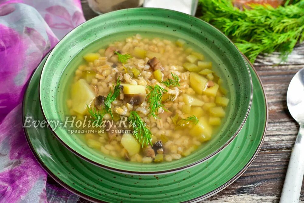 Перловка с солеными огурцами и грибами. Суп с перловкой и солеными огурцами. Картинка продукты соленый огурец и перловка. Перловка в кастрюле. Перловка с солеными огурцами и грибами.