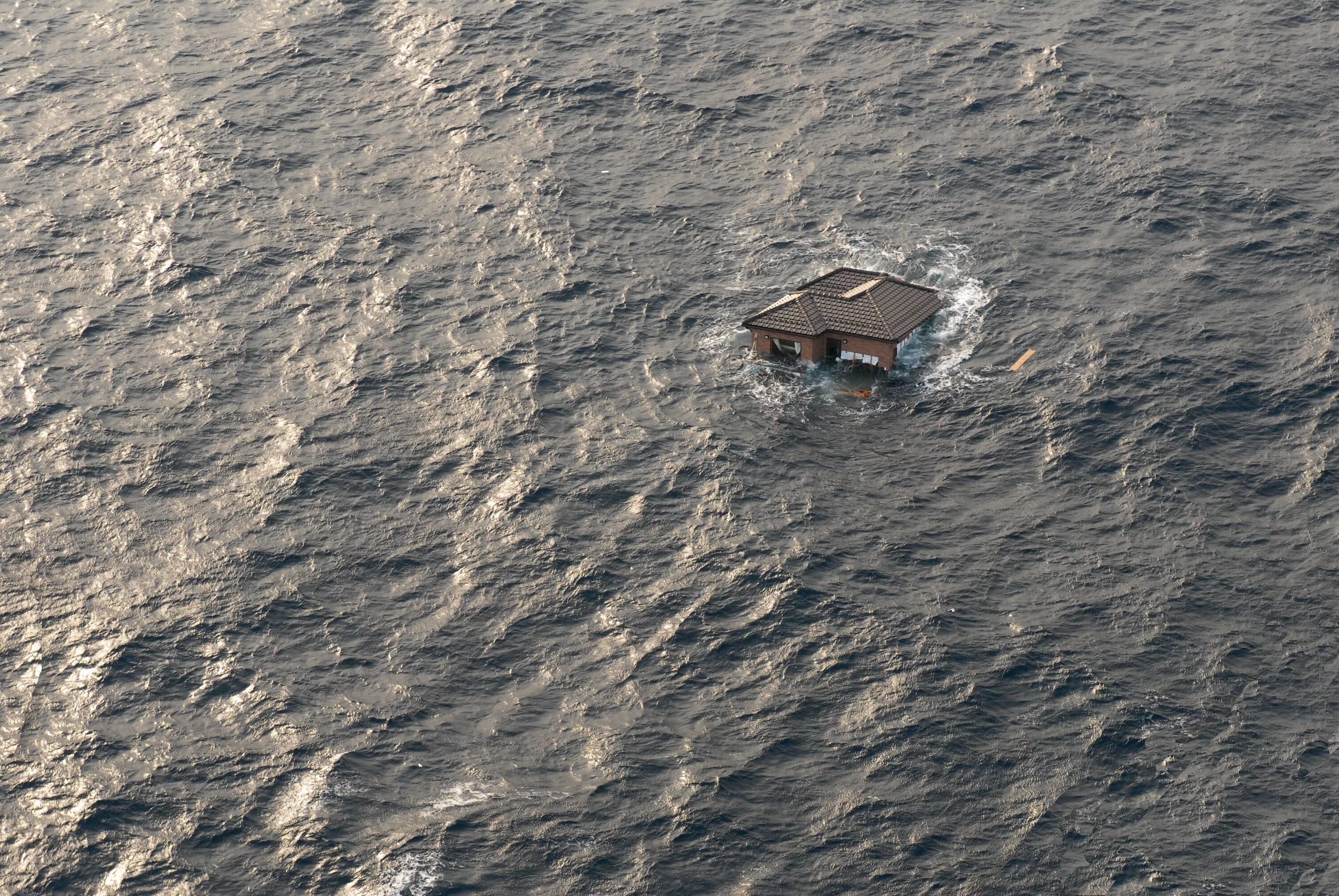 Морские землетрясения. ЦУНАМИ 2011 В тихом океане. Затопление корабля. Дрейфующий остров. Потоп корабля.