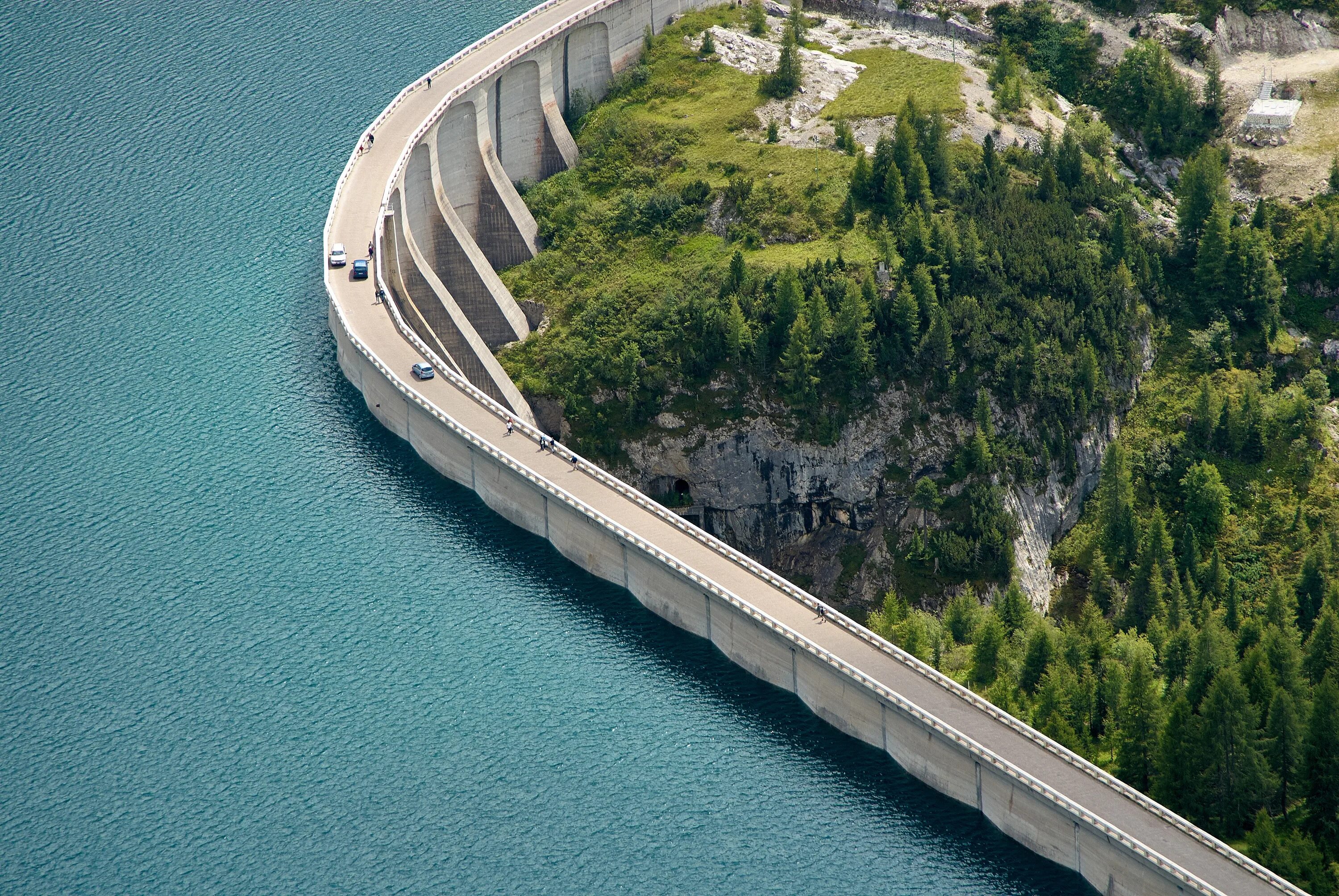 Водохранилища особенности. Дамба Мовуазен Швейцария. Гидроэлектростанции Швейцарии. Бетонная дамба Красноярского водохранилища. Водохранилищные плотины это.