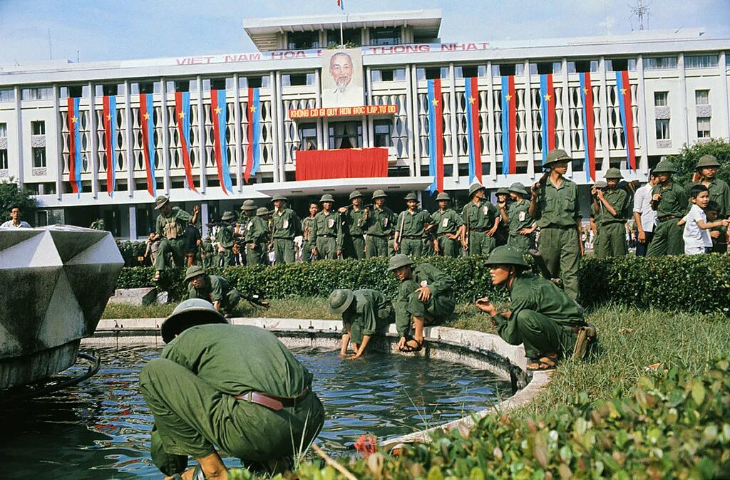 Апрель 1975 года. Взятие сайгона 1975. вьетнамская армия в сайгоне 1975. сайгон 30 апреля 1975.
