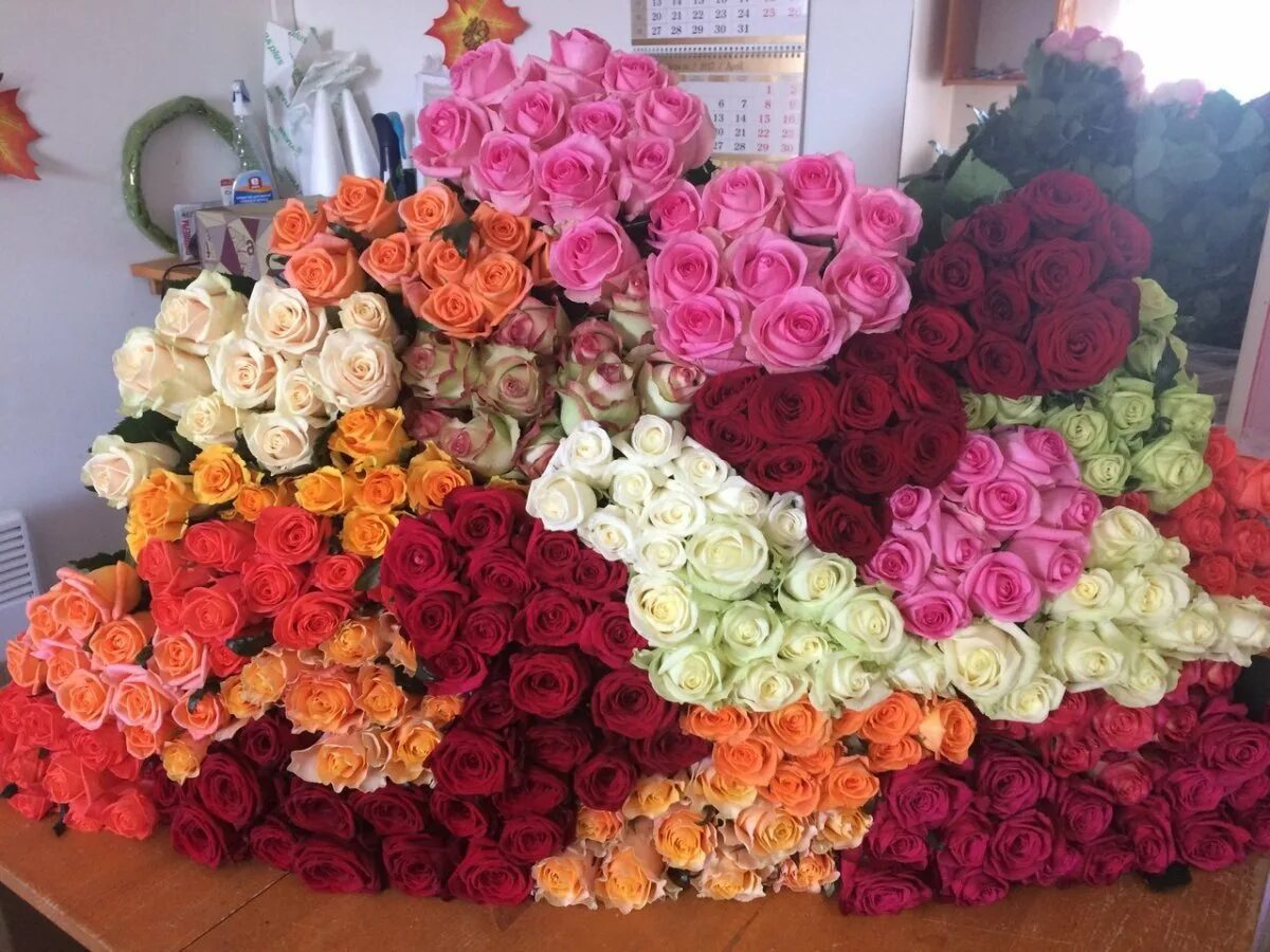 Свежесрезанные цветы. Яркие розы. Сильно много цветов. Цветы много. Огромный букет.