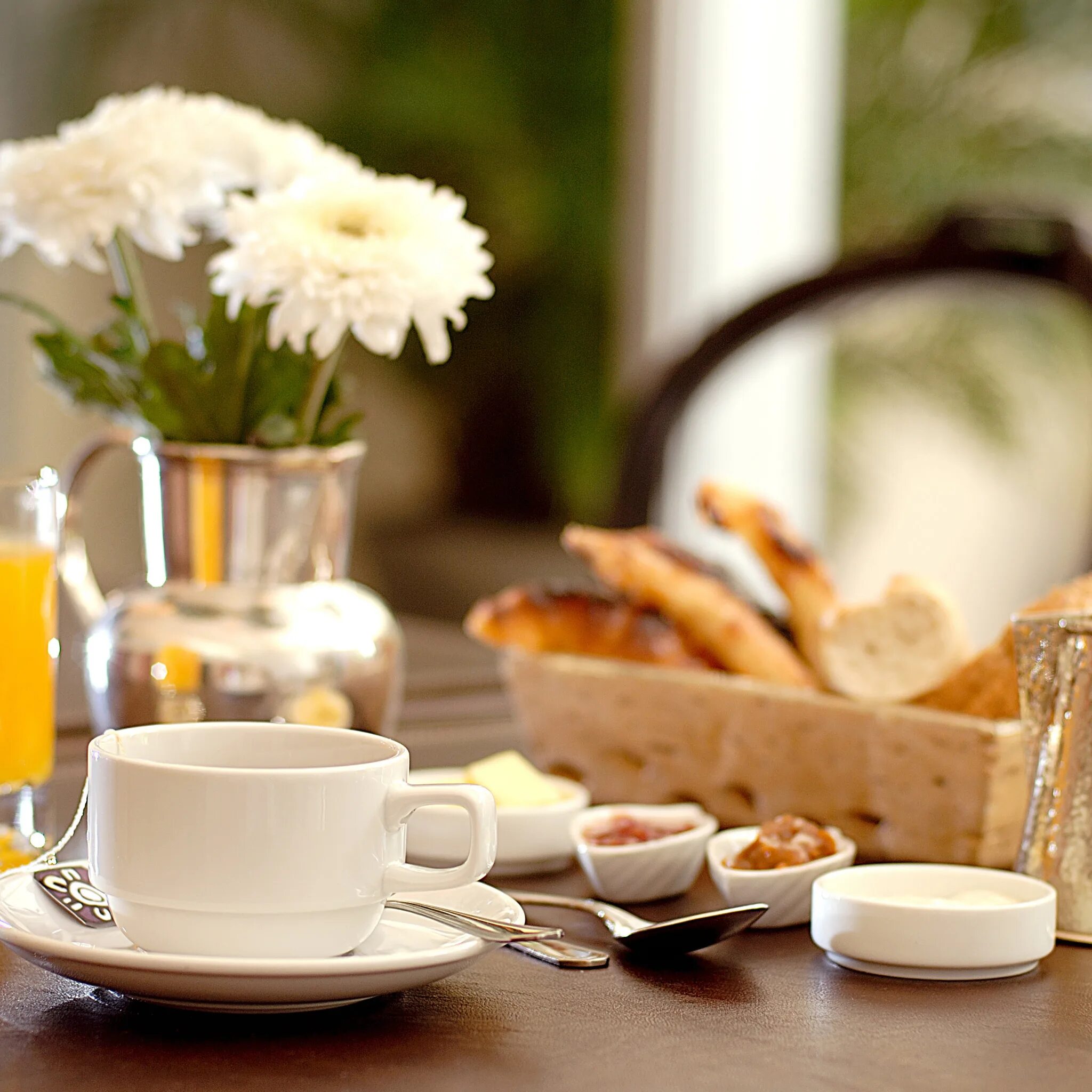 Обед чашка. Чашка кофе завтрак. Завтрак с кофе. Чашка чая на столе. Завтрак кофе цветы.