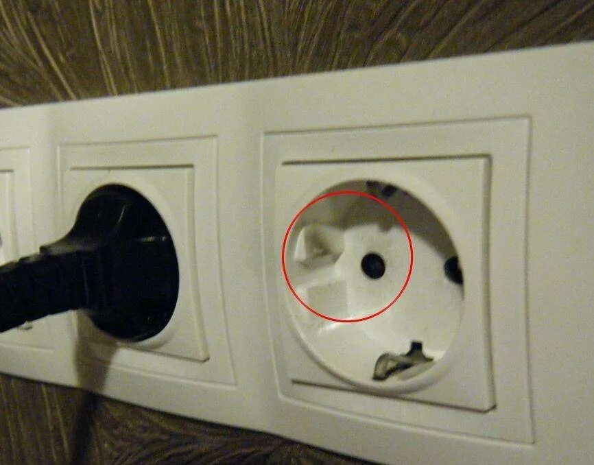 Почему розетку. Оплавление вилки в розетку. Включение вилки в розетку. Контакты розетки. Вилки для розеток.