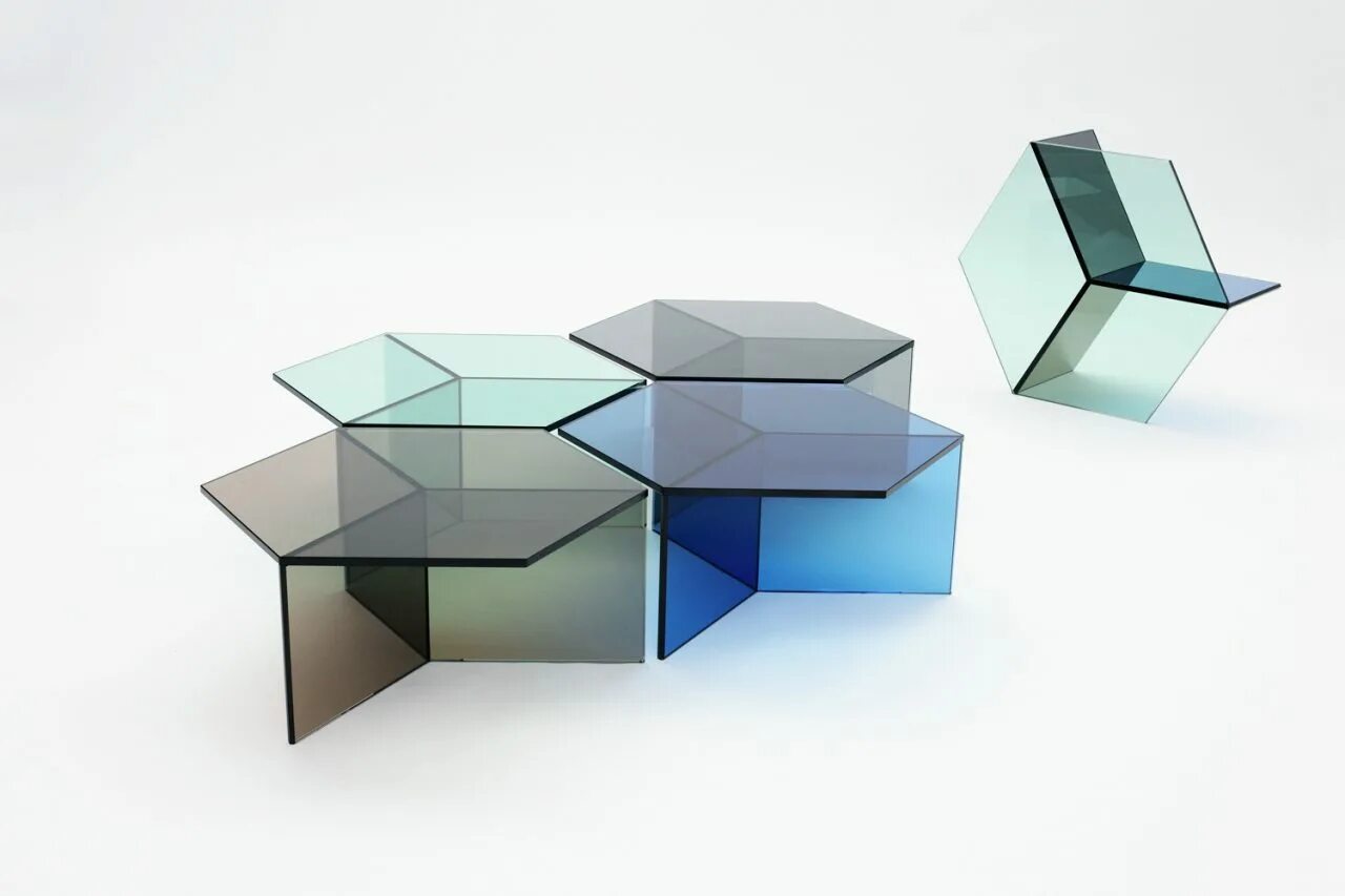 Мебельное стекло купить. Стол из стекла. Дизайнерские столы. Стеклянные геометрические фигуры. Геометрический столик.