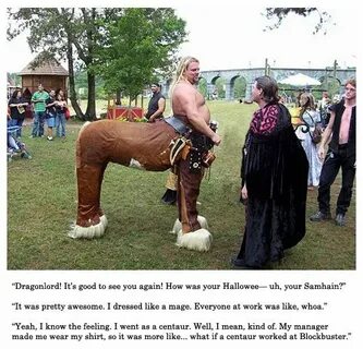 Девушка залезла в коня