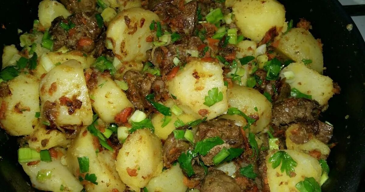 Как сделать картошку с печенью. Картофель с печенью. картошка с куриной печенью. картошка с печенью тушеная. куриная печень с картофелем.