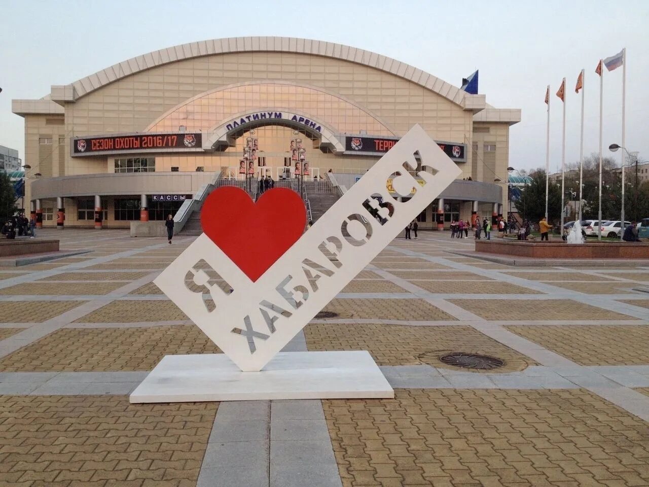 Хабаровск центр города. Хабаровск комсомольская площадь набережная. Виды хабаровска. Хабаровск красивые места. Золотые пруды хабаровск.