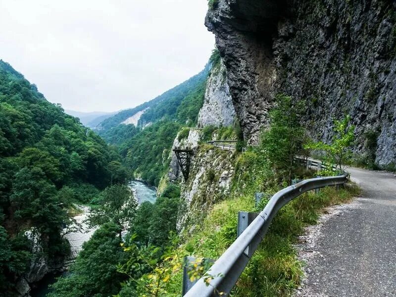 Экскурсия в ущелье в сочи. Ущелье ахцу красная поляна. ущелье ахцу в адлере. адлер горы красная поляна. дорога адлер красная поляна.