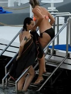 Kameraları fark eden Fasih Saylan ise sevgilisini uyardı. 