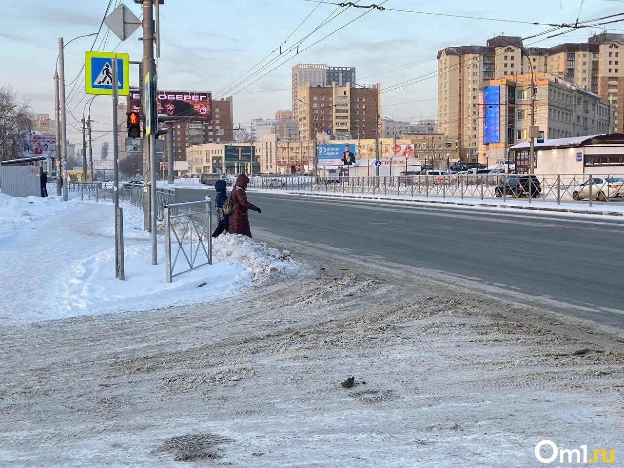 Дороги не чистят от снега. Сугробы на дороге. Заснеженный тротуар. Снег в Новосибирске. Ледяные дороги.