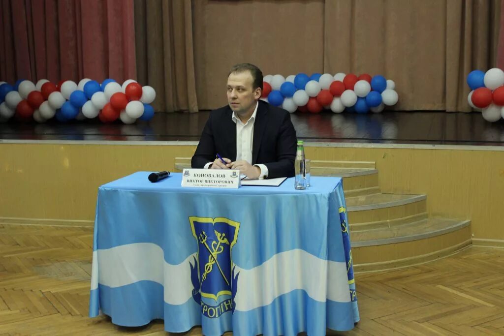 Коновалов управа строгино. Глава управы строгино коновалов. Глава управы строгино. Герб района строгино москва. Встреча с населением фото.