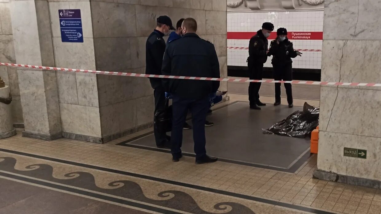 Что сегодня произошло в московском метро. Смерти в Московском метрополитене. Человек упал на рельсы в метро. ЧП на станции метро Московская.