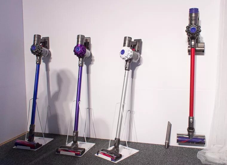 Пылесос Dyson v6 total. Вертикальный пылесос Дайсон беспроводной. Дайсон вертикальный пылесос габариты. Вертикальный пылесос Dyson габариты. Пылесос dyson вертикальный беспроводной