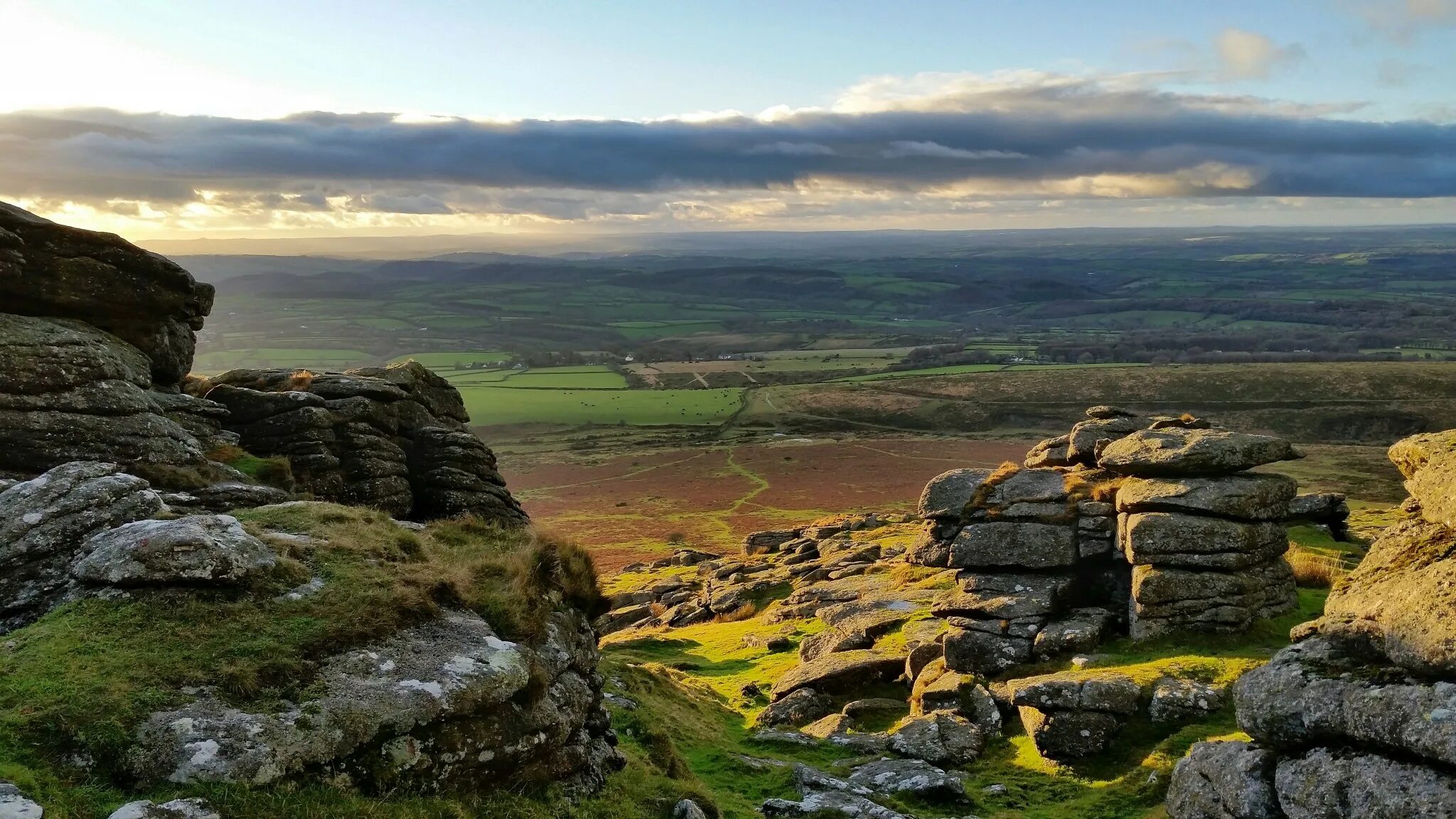 Национальный парк Дартмур, Англия. Графство Девон Dartmoor National Park. Дартмур парк Великобритании. Дартмур Англия лес. Невысоком холме