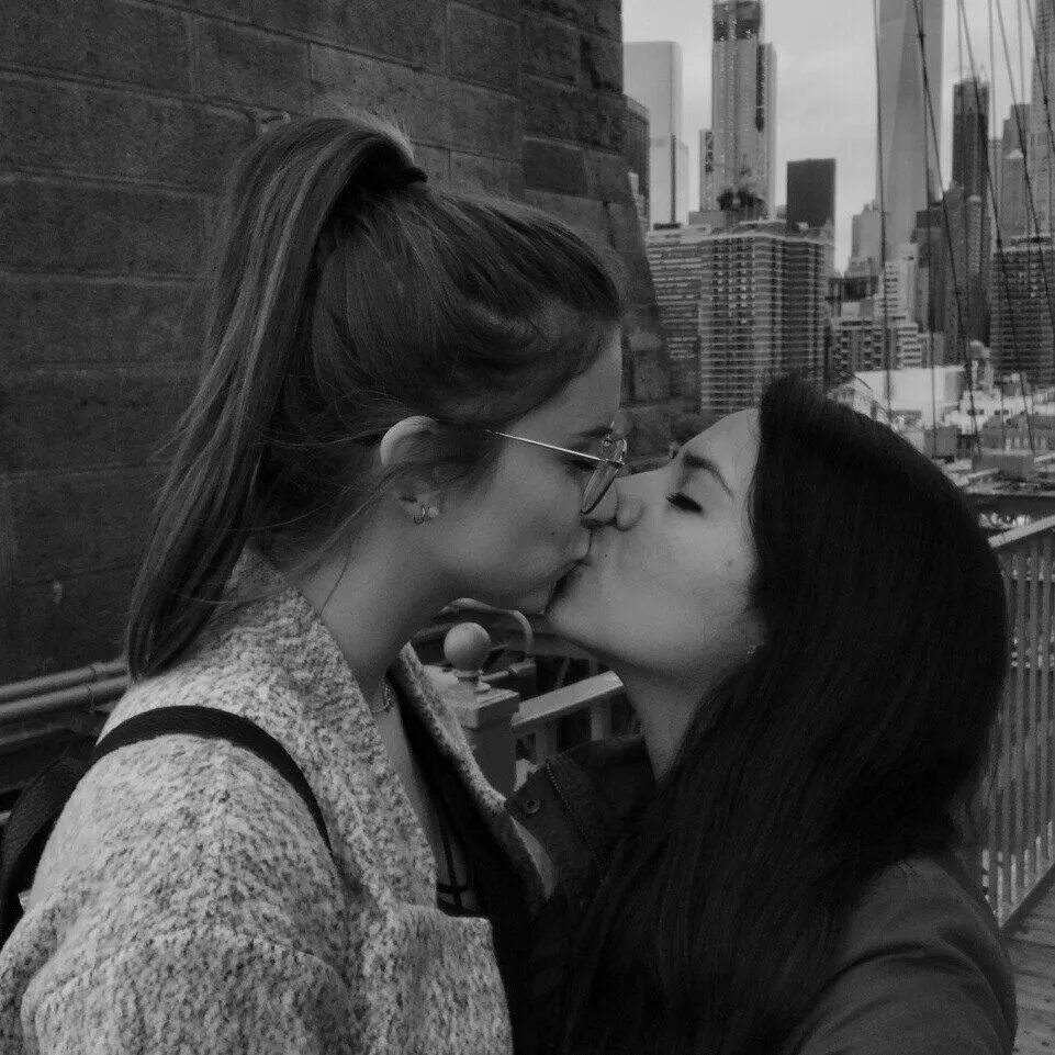 Две девушки любовь. Поцелуй девушки с девушкой. Девка целует девку. Любовь между девушками. Девка целует девку.