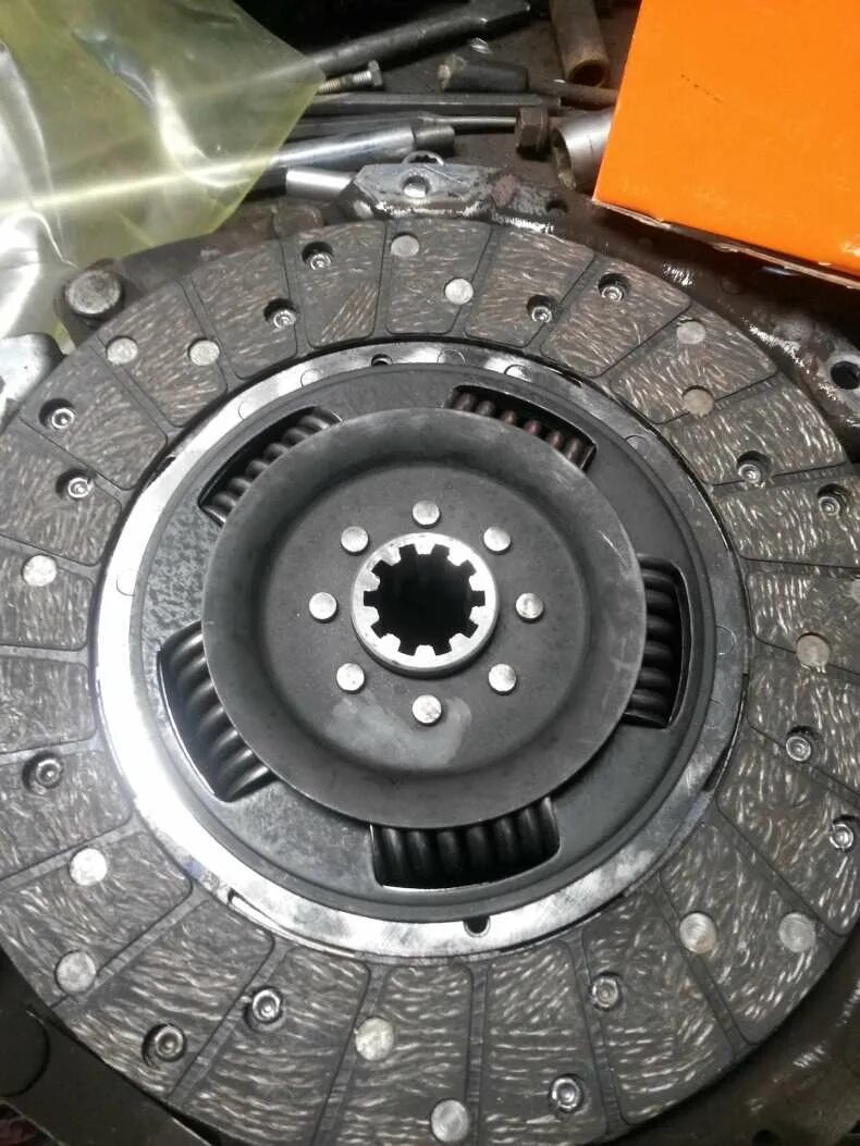 Фрикционный диск сцепления. Выжимной приора valeo. Запах сцепления. Запах сцепления в салоне автомобиля. 4064160109004 корзина сцепления.