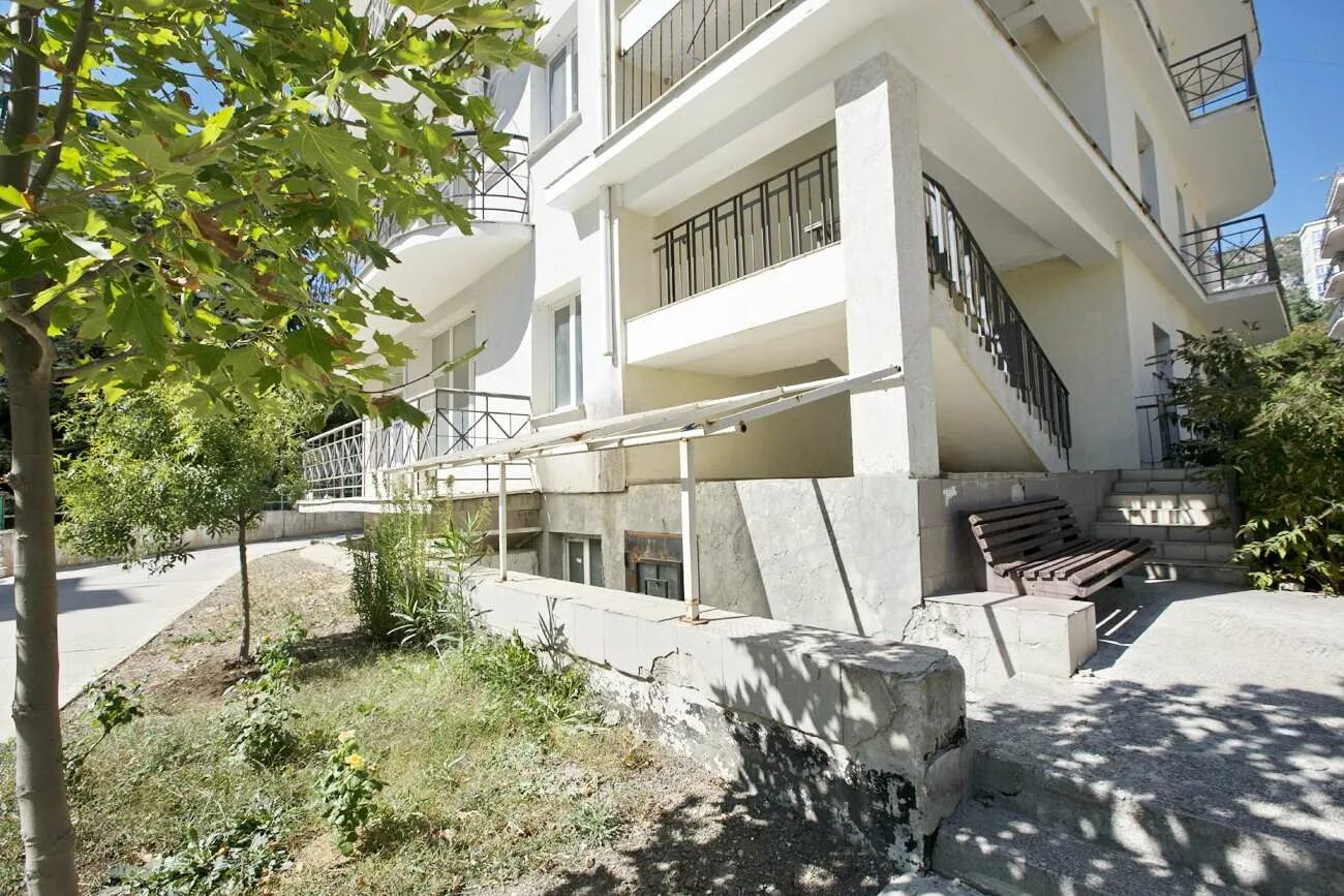 Поселок ленина. Крым ленино обелиск. Пгт. Дом в пгт ленино. Пгт восход ялта.