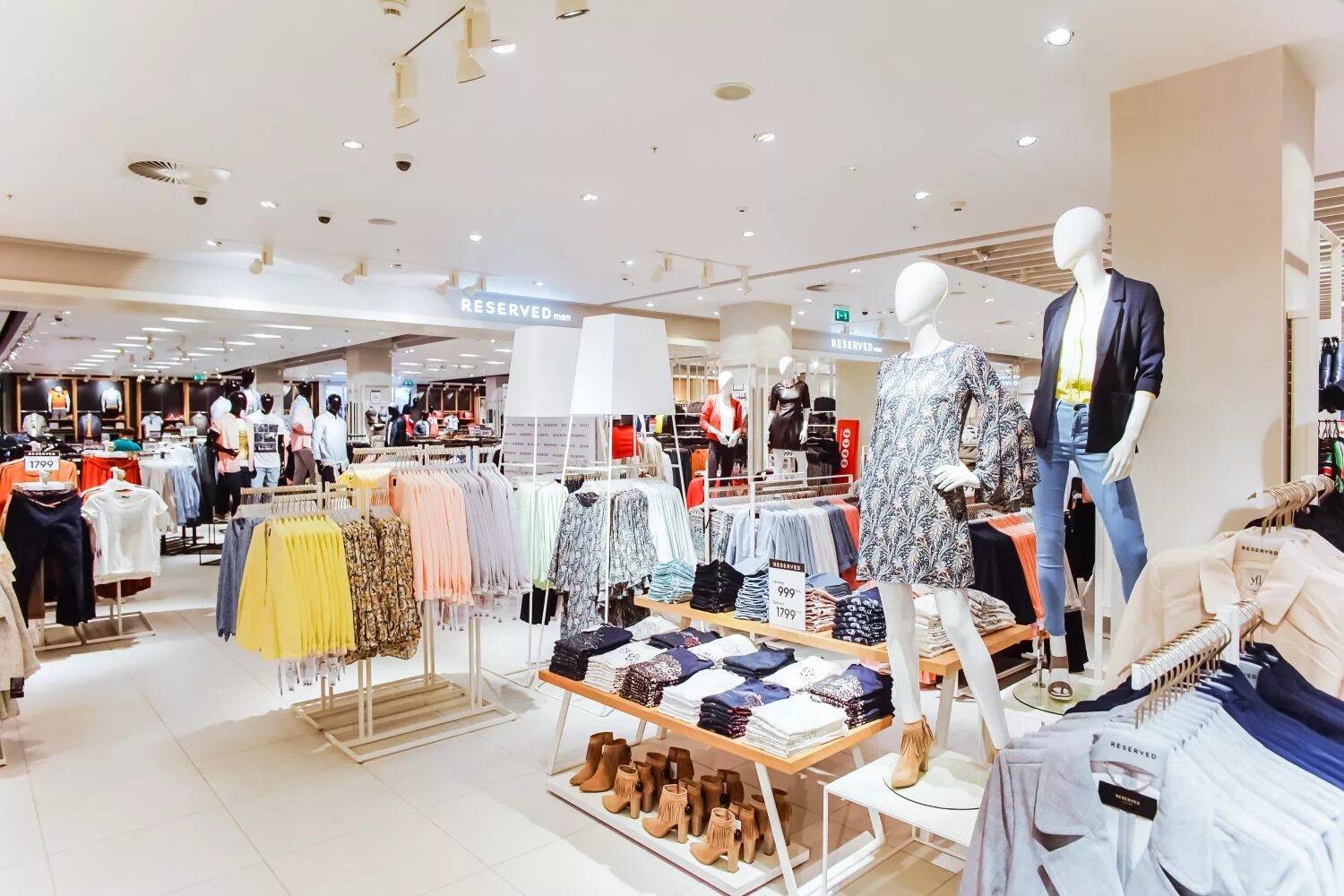 Сайт reserved интернет магазин. Магазин резервед. Reserved метрополис. Reserved фото магазина. Резервед одежда.