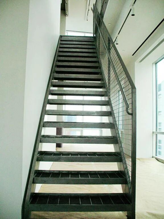 Металлическая лестница. Счетница металлическая. Железная лестница. Маршевые лестницы металлические.