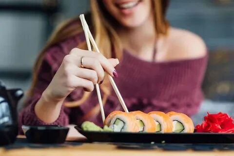 Вкусно едят суши