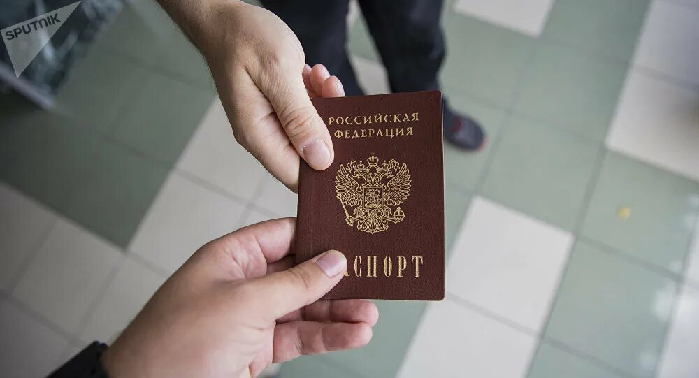 Получить гражданство проще. Получить гражданство рф. гражданство рф паспорт рф. получить паспорт рф иностранному гражданину. иностранец получает паспорт рф.