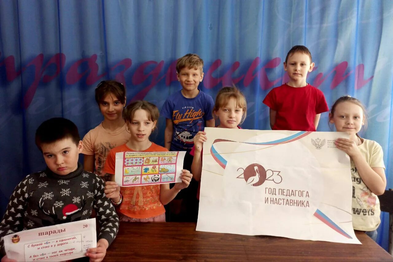 Раноше в знак уважение снимали шляпу. С уважением коллектив. Демотиватор немец почтовые голуби осталось смс. Литературная композиция для учителей русского. Учитель и ученик.