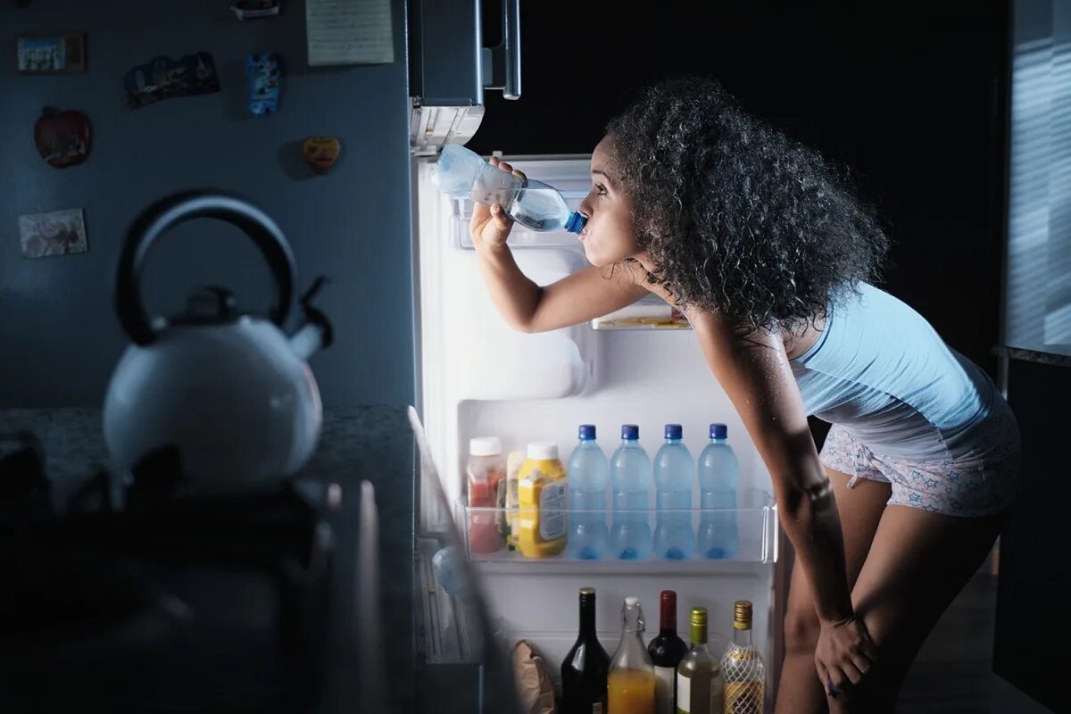 Появилась сильная жажда. Девушка на кухне вода. Девушка пьет воду. Девушка пьет воду на кухне. Девушка пьёт воду перед сном.