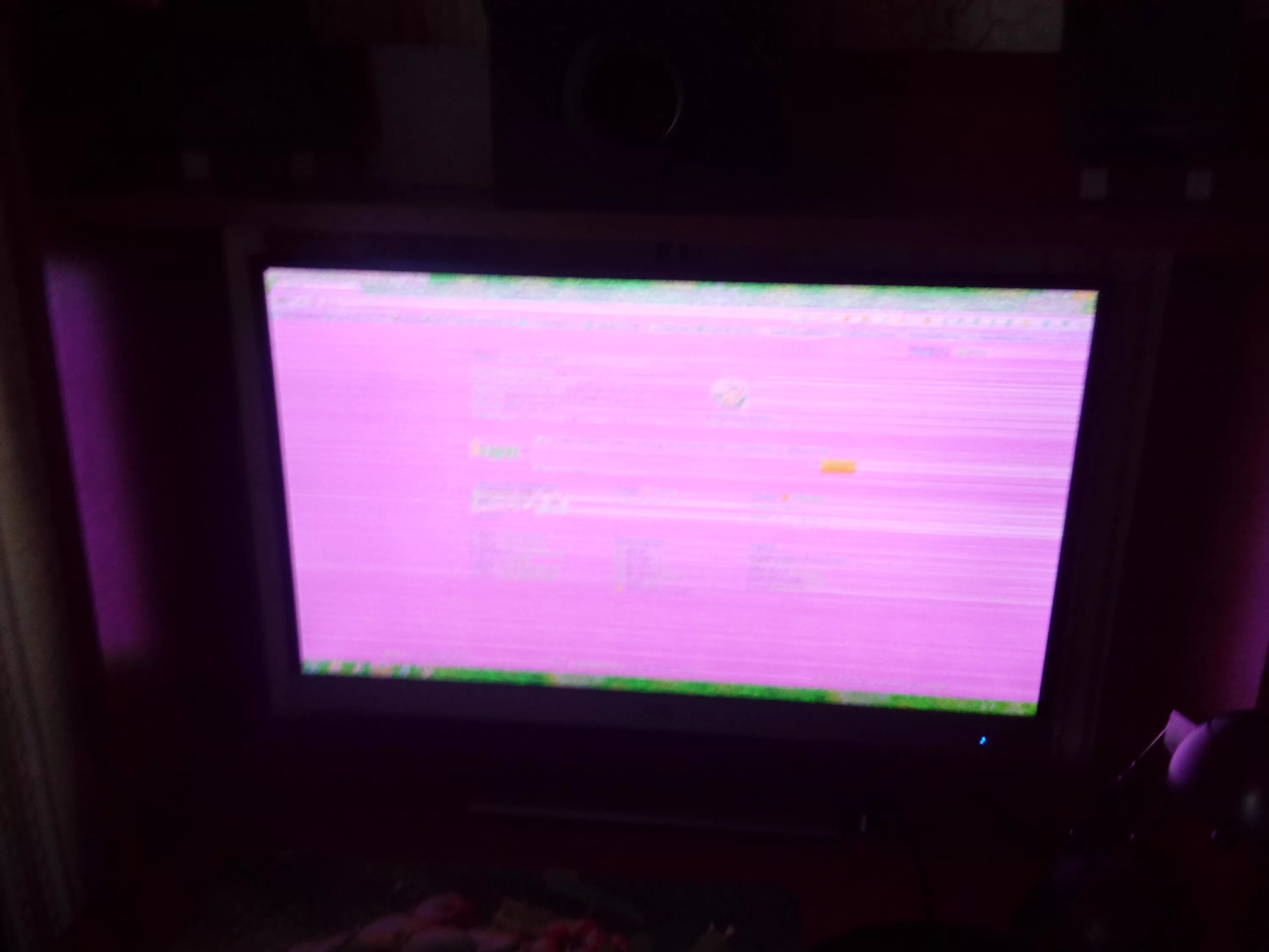 Розовый экран ноутбука. Полосы на мониторе. Горизонтальные полосы на экране монитора. Полосы на экране телевизора. Розовая полоска на мониторе.