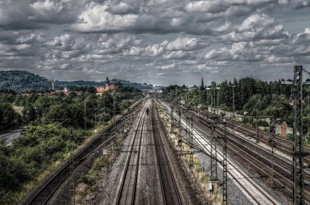 Railway line. Железнодорожные линии. Широкий поезд. Железнодорожные линии фото. Rail&Sky Travel.