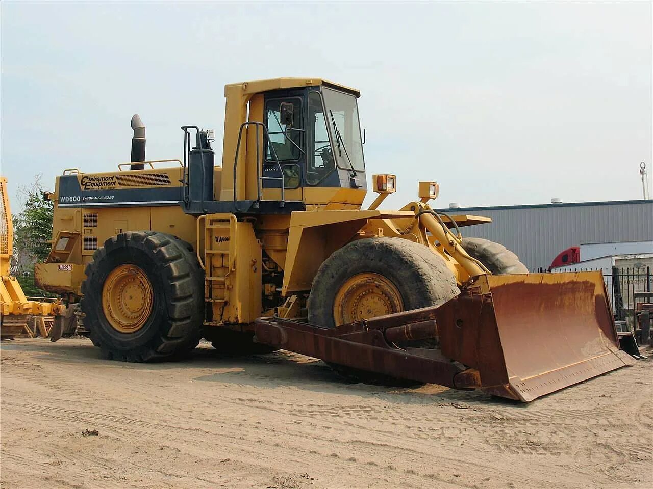 Колесный бульдозер Komatsu wd600. Колесный бульдозер Komatsu wd600-3. Бульдозер Komatsu wd600-6. WD 600 Коматсу колесный бульдозер.