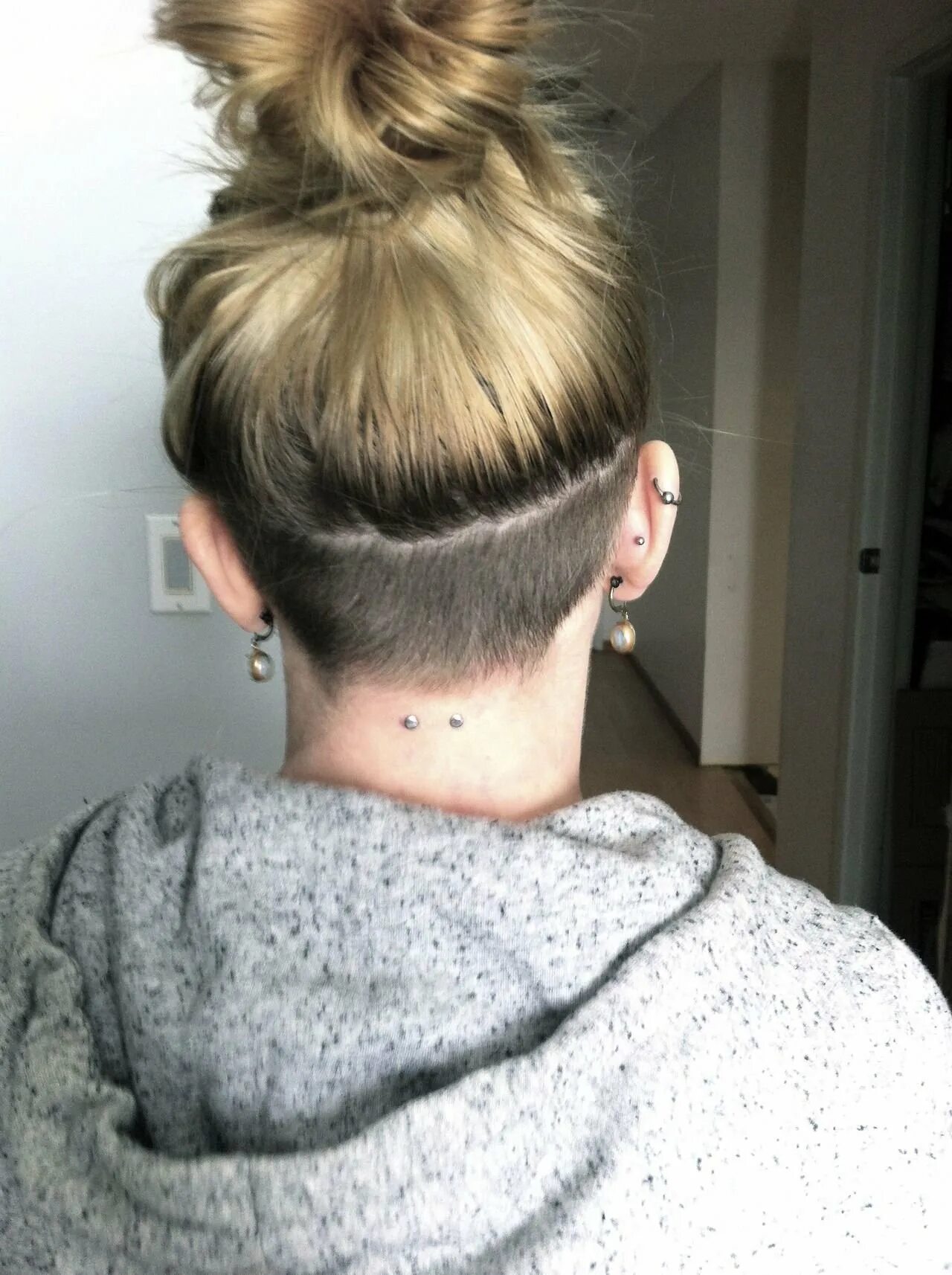 Фото выбритых затылков. Undercut (андеркат) затылок. Стрижка андеркат затылок. Undercut затылок. Прическа с выбритым затылком.