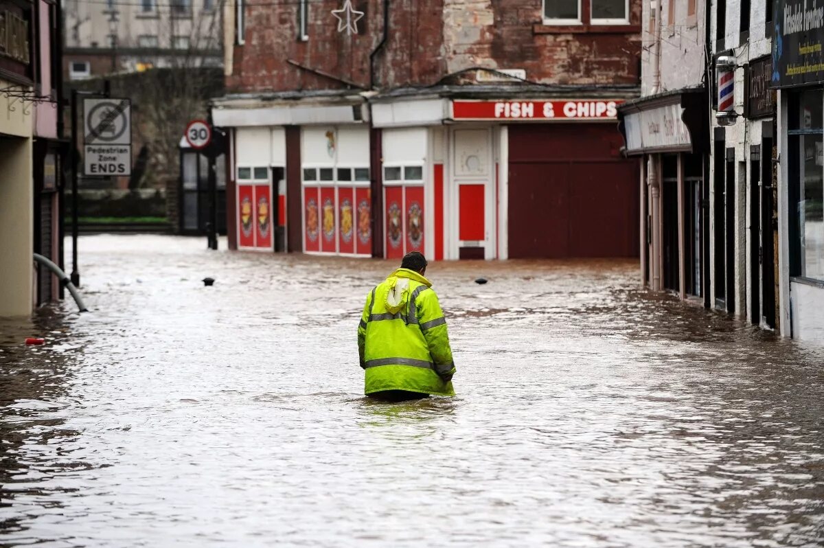 Flooding definition. Наводнение. наводнение эстетика. flooding in london. flood warning.