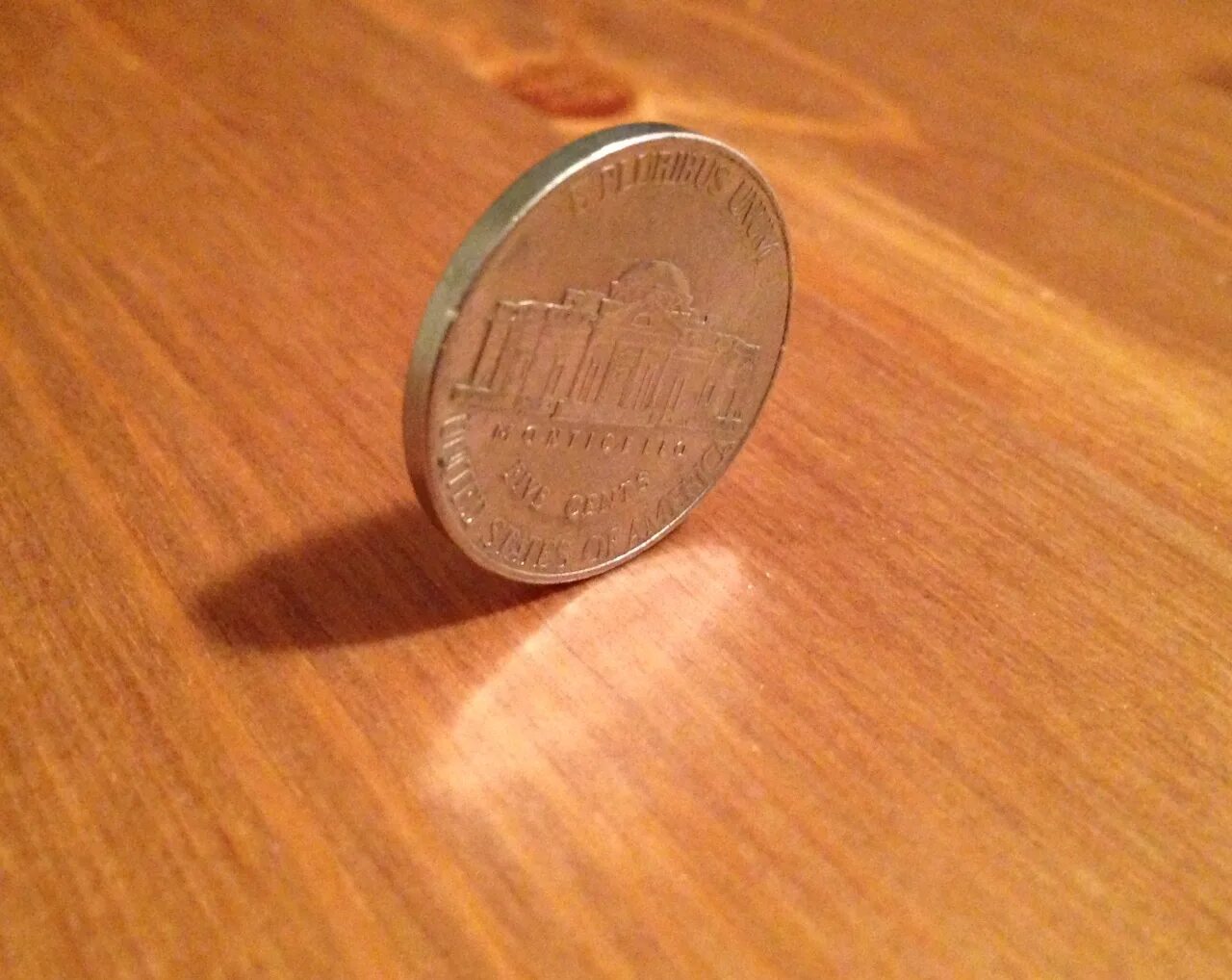 Другую монетку. Подброшенная монета. Рука подбрасывает монетку референс. Монеты в земле. Монетка на ладони.