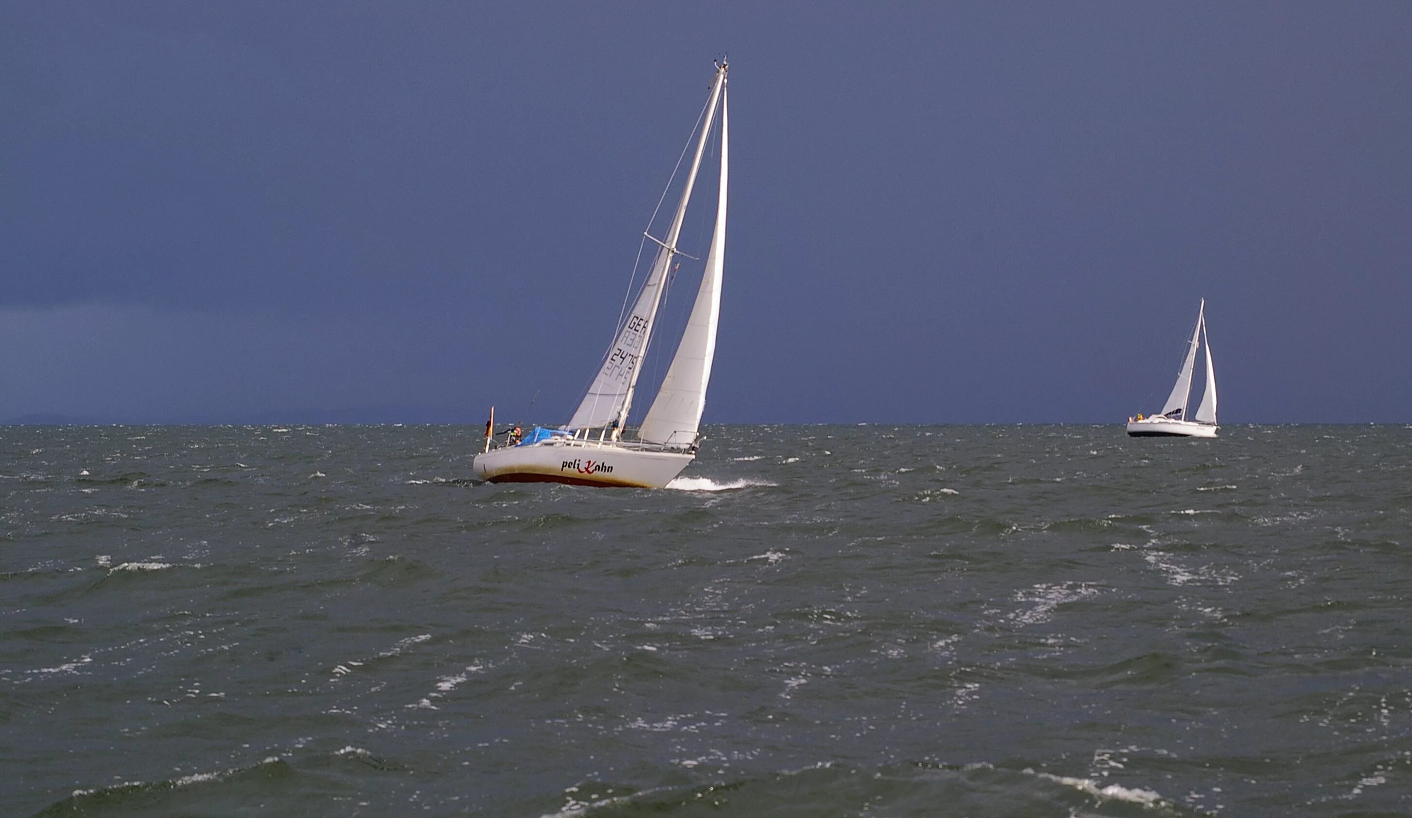 Плыли мы на лодке ветер мачту рвал. Парусные яхты в шторм. Парусная регата в шторм. Регата в дождь. Балтийское море яхты.
