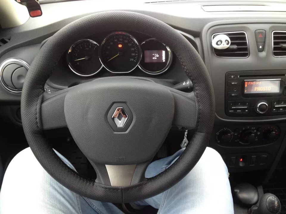 Руль renault logan 2. Руль логан 2. renault logan 2 оплетка на руль.