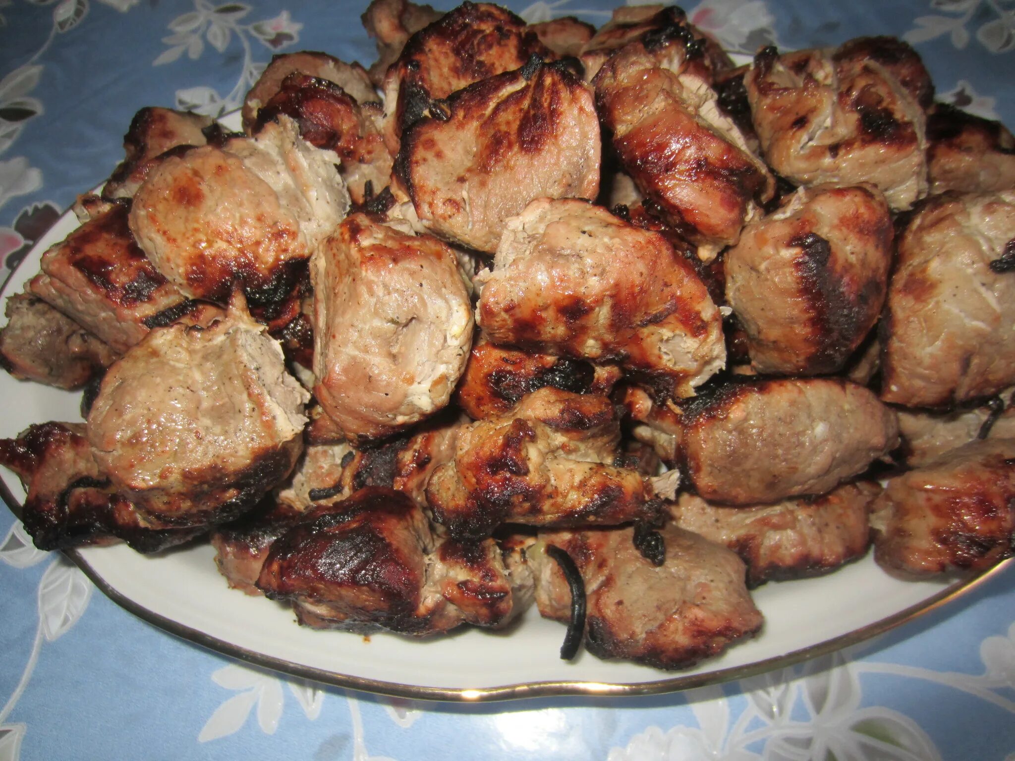 Мясо дома как шашлык. Готовый шашлык. шашлык на тарелке. жареный шашлык. шашлык свинина.