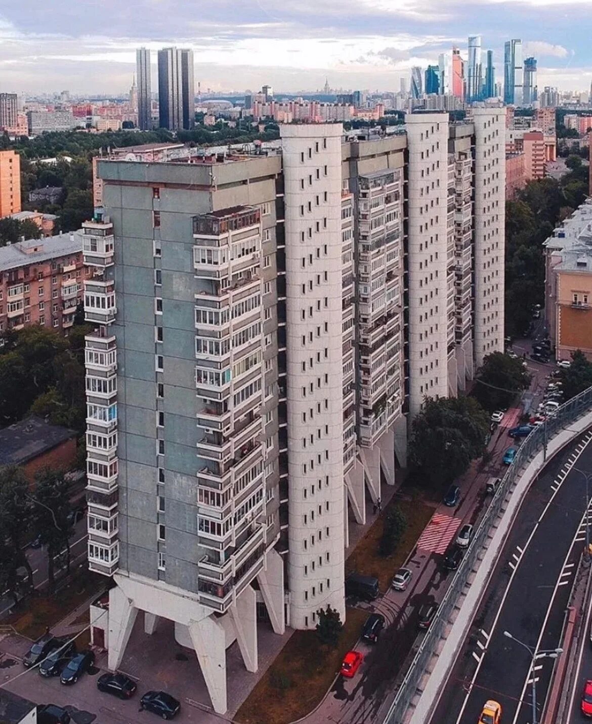 Дом на курьих ножках на бориса галушкина. Сороконожка москва. Сороконожка москва. Сороконожка в доме. Дом-сороконожка на беговой улице.