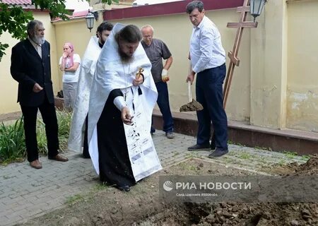 Бросать землю в могилу