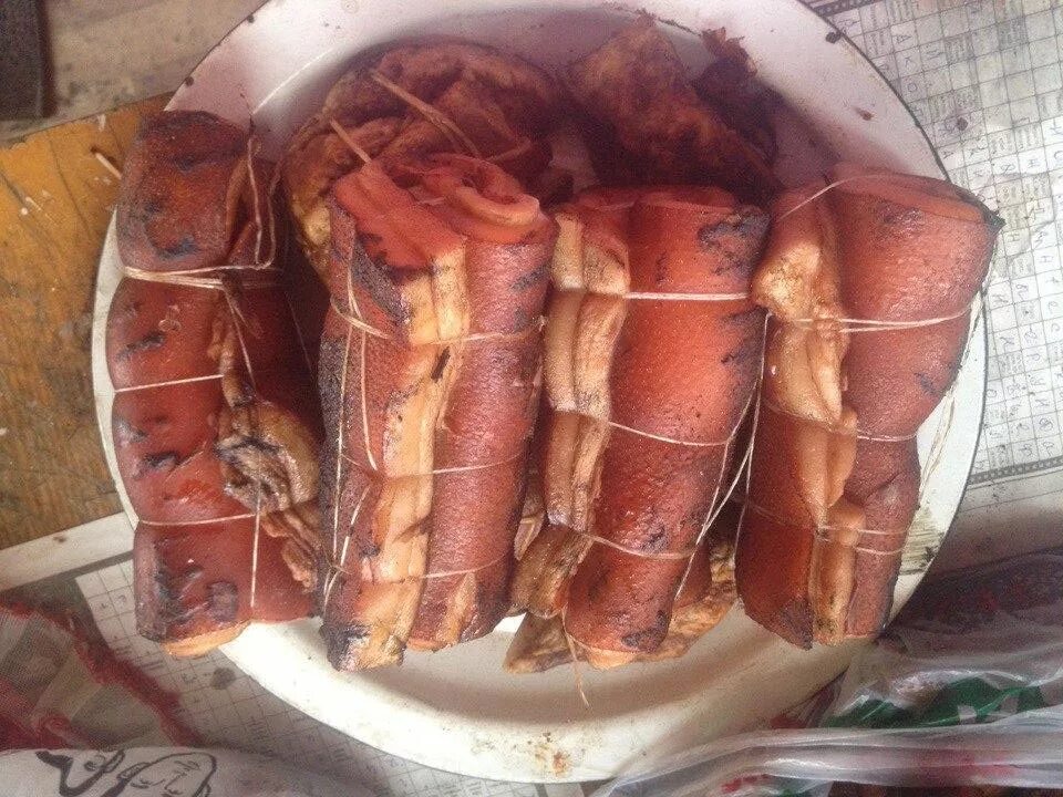 Засолка сала для горячего копчения. Копченое сало в коптильне. Сало после копчения. Сало холодного копчения в домашних. Сало после копчения.