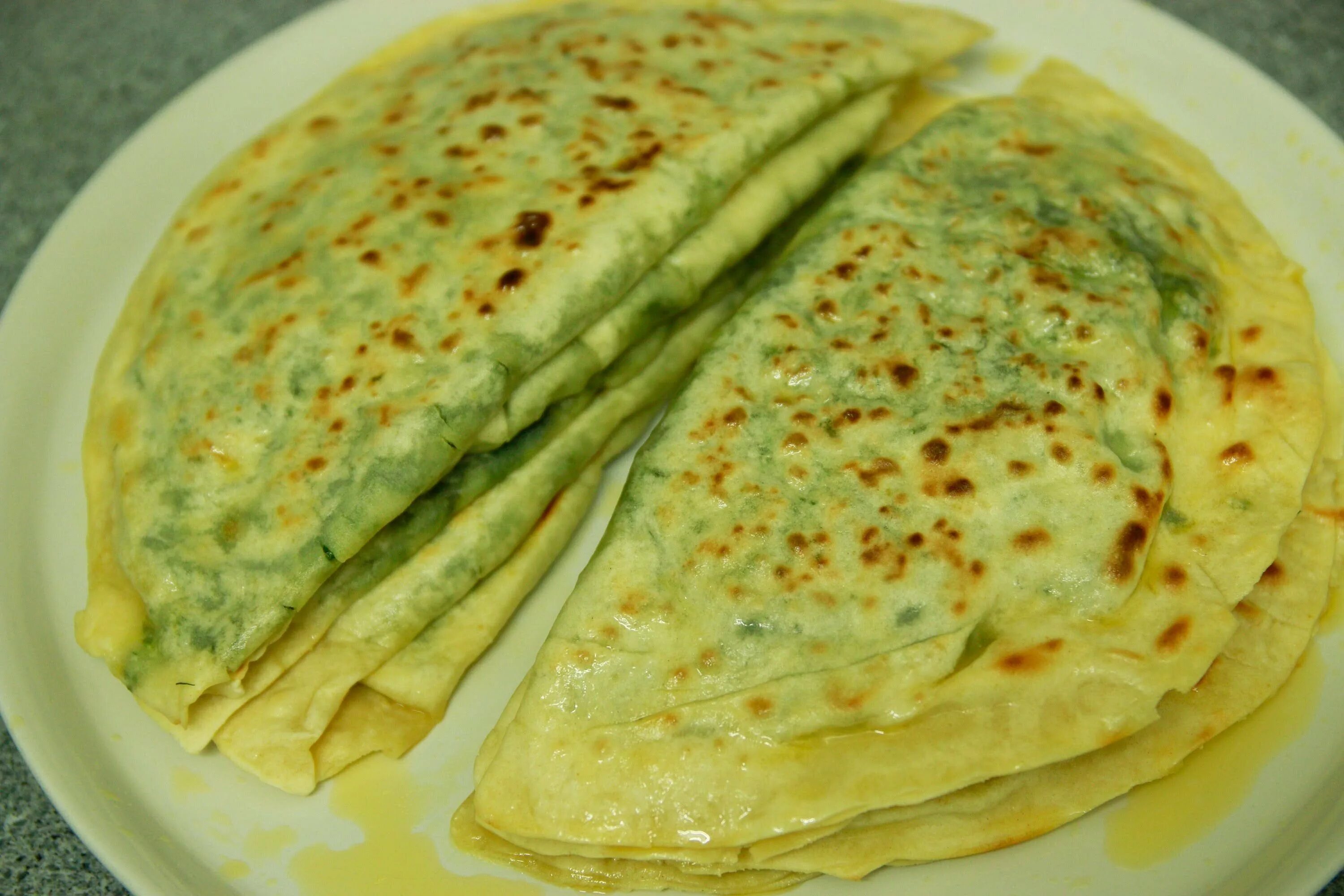 Кутабы азербайджанская. Хачапури с сулугуни. Кутабы азербайджанский зелень с сыром. Джорат кутабы. Кутабы с зеленью.