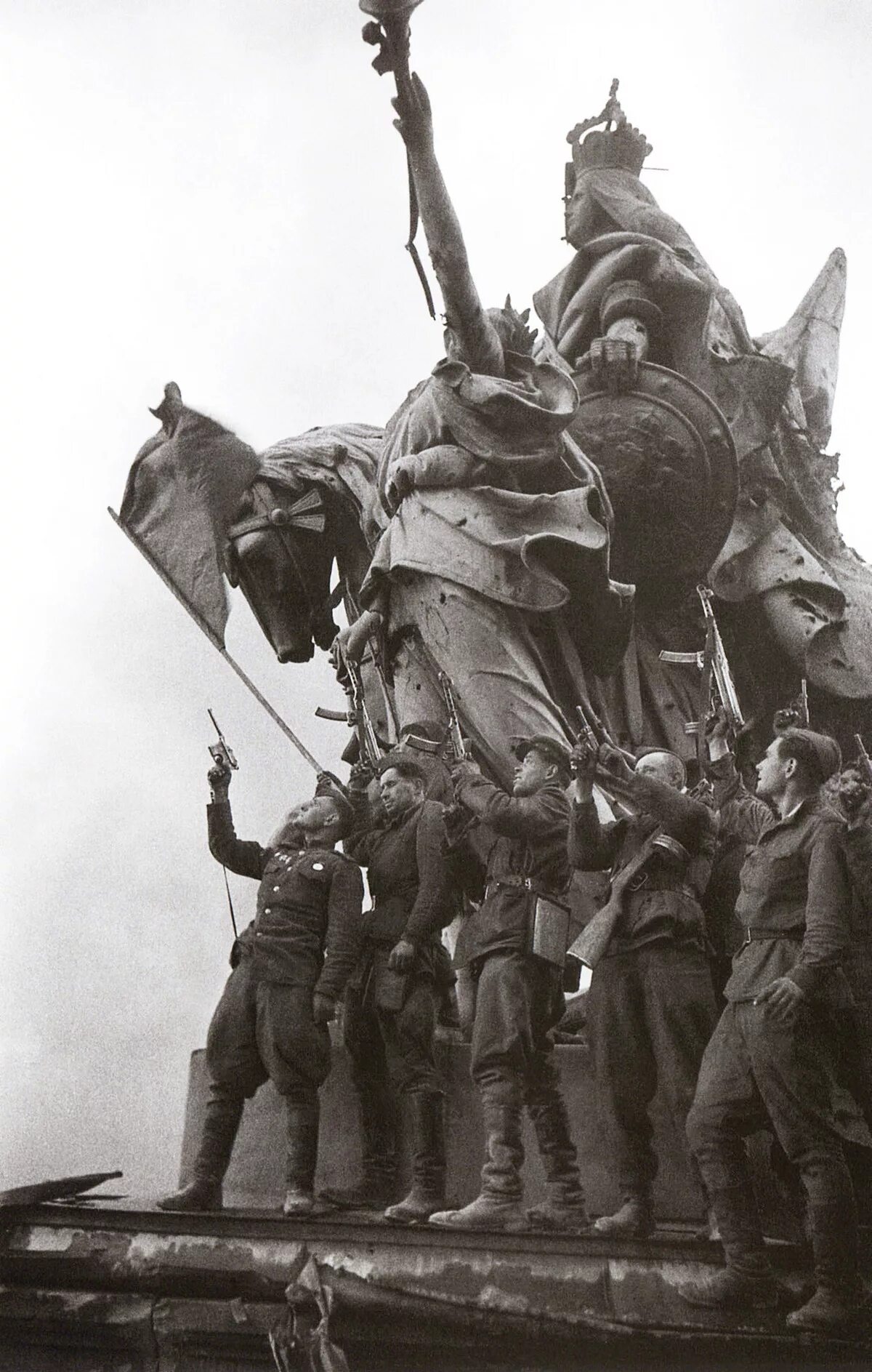 Победа в вов. Взятие Рейхстага 1945. Берлин 1945 Рейхстаг Знамя Победы. Берлин взятие Рейхстага май 1945. Советские солдаты у Рейхстага 1945
