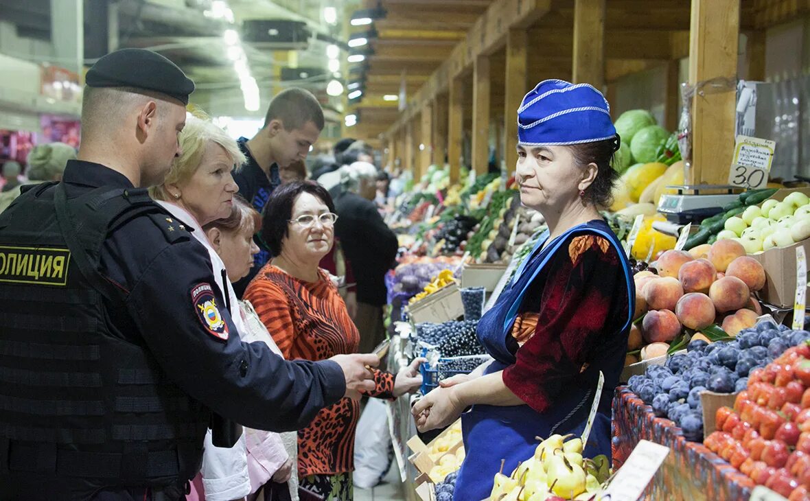 Рынки нападениях. Торговец на рынке. На рынке. Мигранты на рынке. Торгаш на рынке.