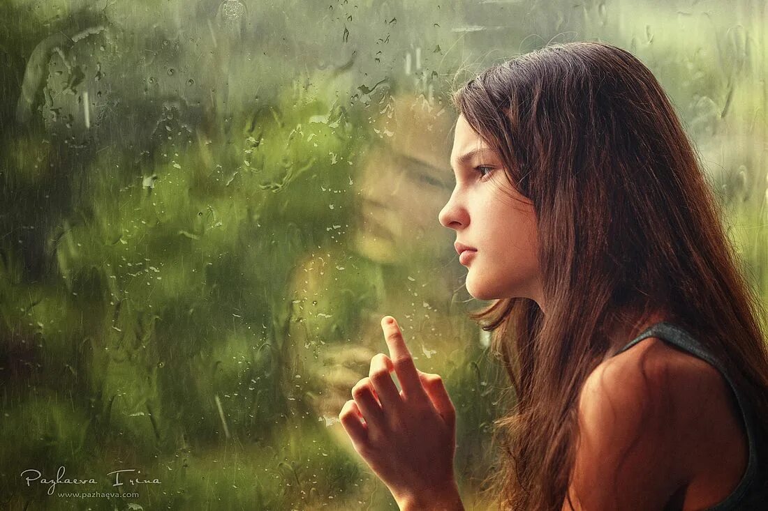 За окном девочка кто поет. Девушка за окном дождь. Грустная девушка под дождем. Девушка перед окном дождя. Одиночество под дождем.