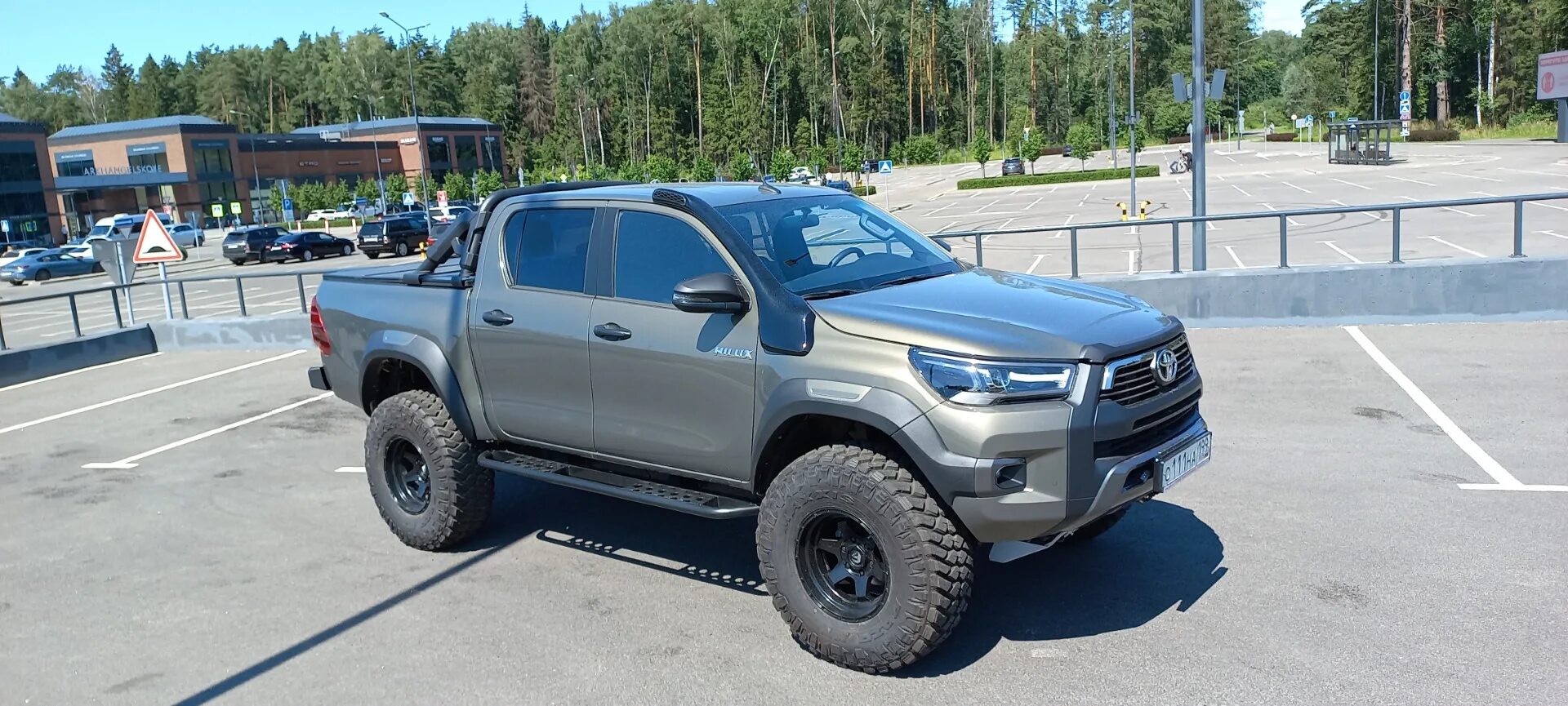 Hilux расширители. Hilux на 35 колесах. тойота хайлюкс блэк оникс. тойота хайлюкс блэк оникс 2025. расширители арок land cruiser 200.