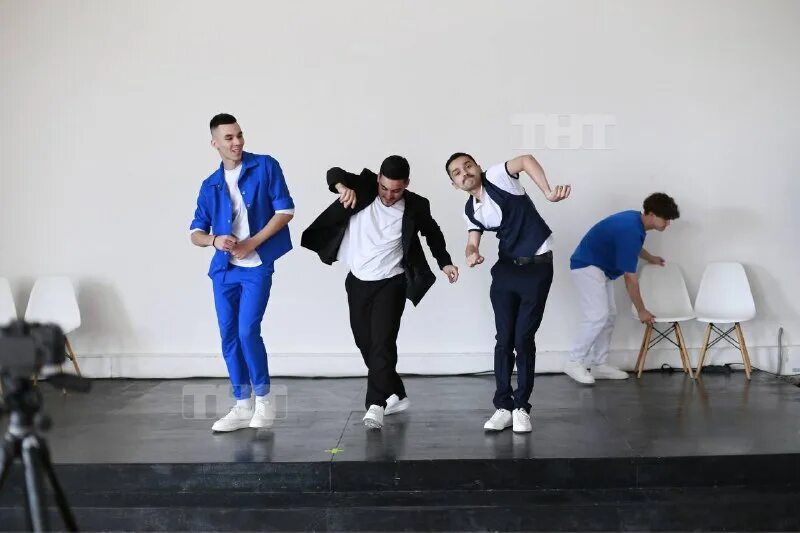 Тнт 2015. Лига городов тнт чемодан. Лига городов тнт чемодан. Девушка везет чемодан. Девушка с чемоданом.