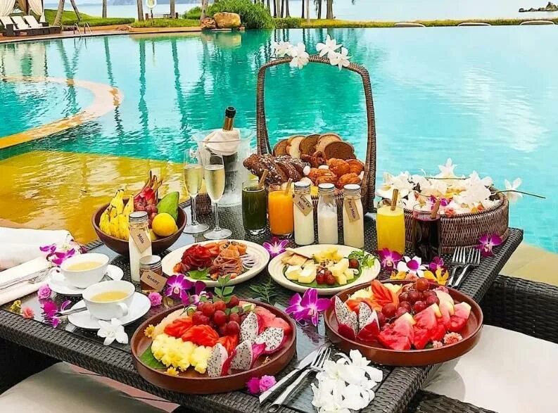 Таиланд на двоих. Завтрак на пляже. Фрукты на Мальдивах. Столик с фруктами на пляже. Завтрак в Тайланде.