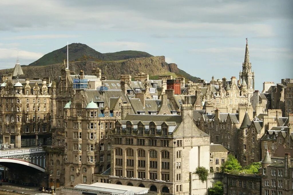 эдинбург шотландия старинные здания. великобритания столица эдинбург. эдинбургский замок королевская миля в высоты. локация эдинбург. шотландия экскурсия по эдинбургу.
