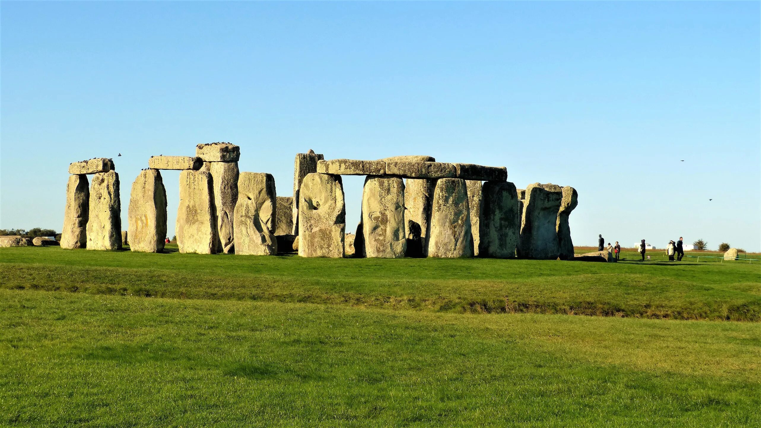 Stonehenge is perhaps the worlds. Стоунхендж Англия. Кромлех Стоунхендж Англия. Стоунхендж Великобритания 2022. Стоунхендж мегалиты Великобритании.