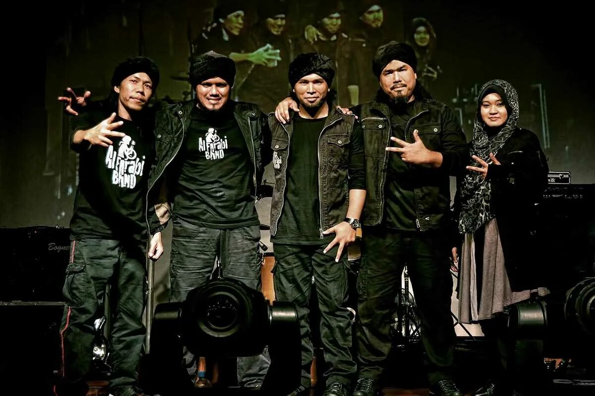 Исполнитель данные песни. Малазийская группа. Dervish Band. Dervish Band рок группа из Турции. Rock Music Muslim.